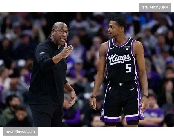 国王福克斯利用绝对速度,抢断后一条龙上篮完成二加一 国王福克斯利用绝对速度,抢断后一条龙上篮完成二加一